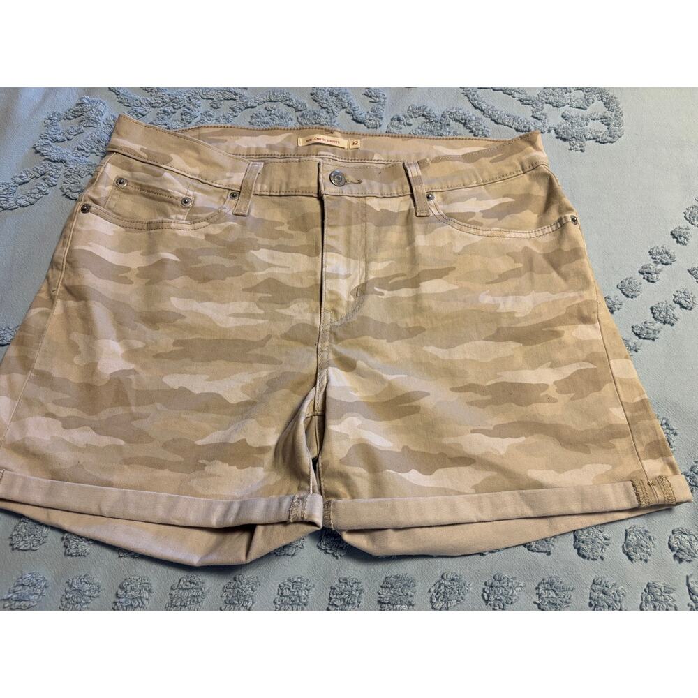 Levi’s Mid Length Camo Pattern Shorts 32